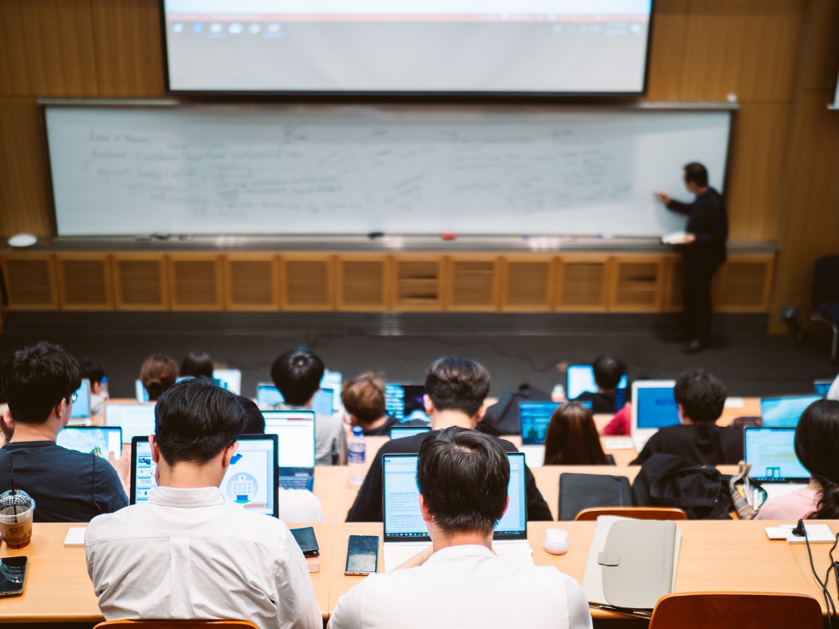 국내 대학 강의실에서 노트북을 활용해 수업을 듣는 한국인 학생들과 교수님의 강의 장면